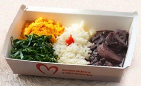 Feijoada com arroz, couve e farofa